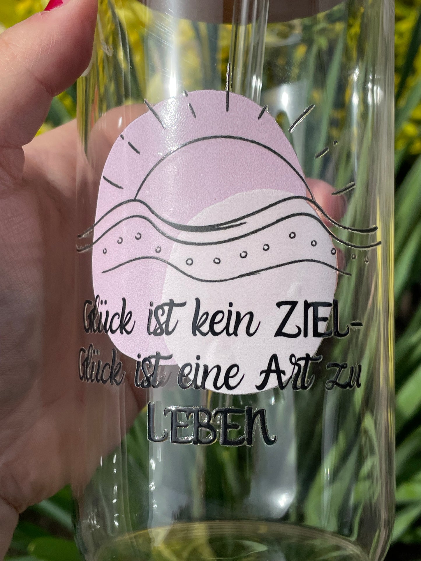 Trinkglas groß: Glück ist kein Ziel- sondern eine Art zu leben